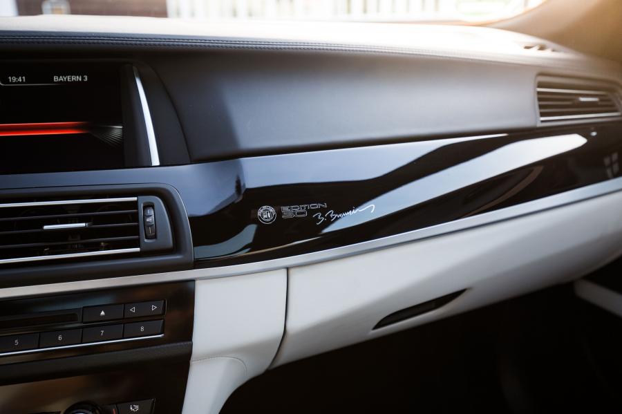 Детали интерьера Alpina B5 Bi-Turbo Touring Edition 50 (F11) 2015 года  (фото 12 из 13)